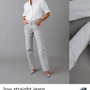 Säljer mina low straight jeans i färgen ljus grå från Gina tricot på grund av att jag knappt använt dem och det har blivit för små. Ordinarie pris 500kr men säljer för 300kr priset kan diskuteras. Skriv om det är några funderingar eller om fler bilder.