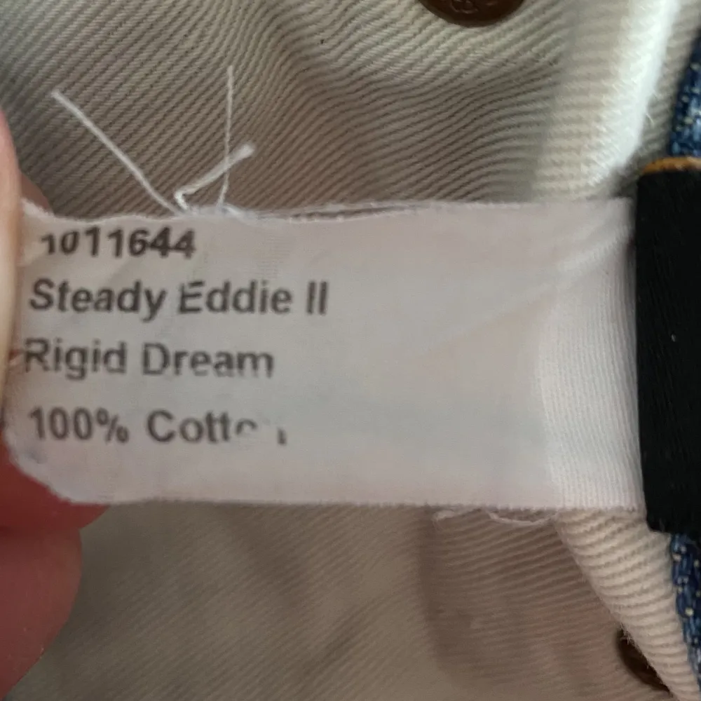 Ett par jeans från nudie jeans co, relativt bra skick med lite slitage längst ner på ett av benen. Storlek 30/30. Nypris - 1600kr mitt pris - 399kr. Jeans & Byxor.