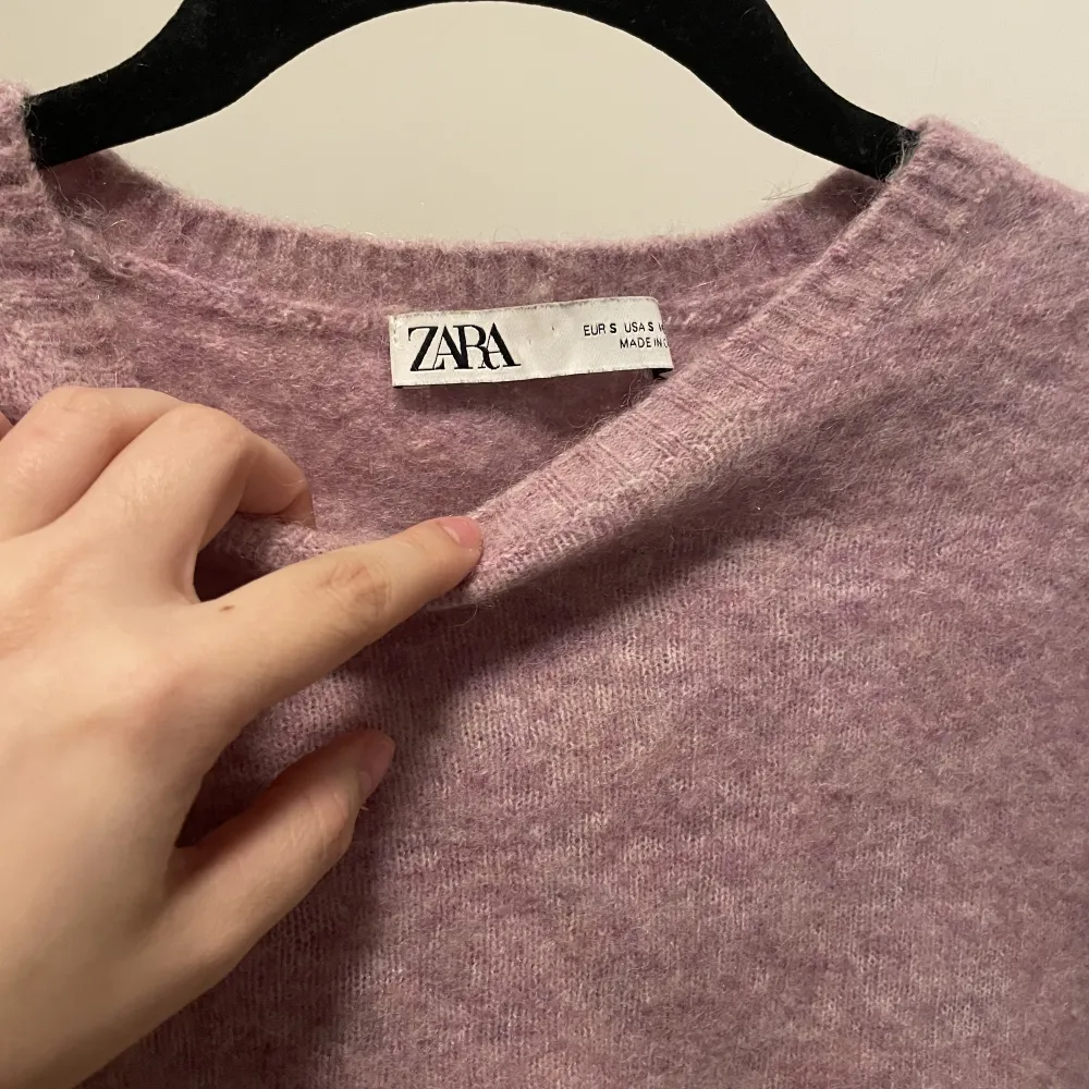 Lila tröja från Zara i storlek S men skulle säga att den är mer som en XS. Tröjor & Koftor.