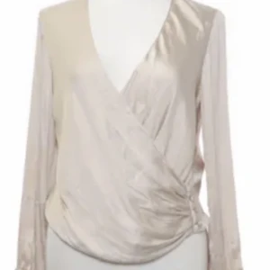 Satin blus - Jätte fin satin blus, köpt från Sellpy men inte använt💕