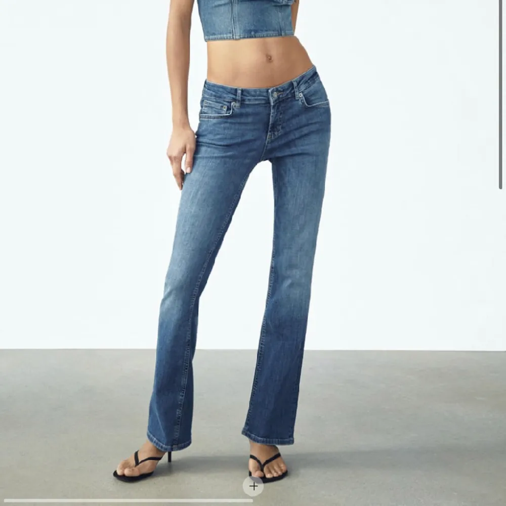 säljer dessa lågmidjade jeans från zara, i storlek 34 som ofta är slutsålda. Aldrig använda, skriv privat för egna bilder!. Jeans & Byxor.