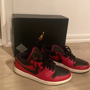 Air jordan 1 low  - Köpta för 1200,andvända ett par gånger är i ett väldigt bra skick⭐️ Lådan är lite sönder då de är en tejp bit på. (Pris går att diskutera)