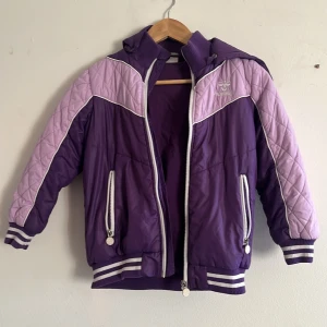 Hummel jacka - Passar jättebra för hösten! Den är lite stor för sin storlek så om man har en lite större storlek så kommer de nog passa:)