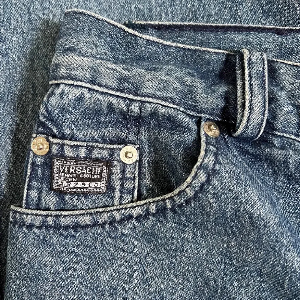 Feta Versace jeans, uppskattningsvis Strl S. Insydd midja och saken man drar i på dragkedjan är borta (går fortfarande att ha upp och ned gylfen) . Jeans & Byxor.
