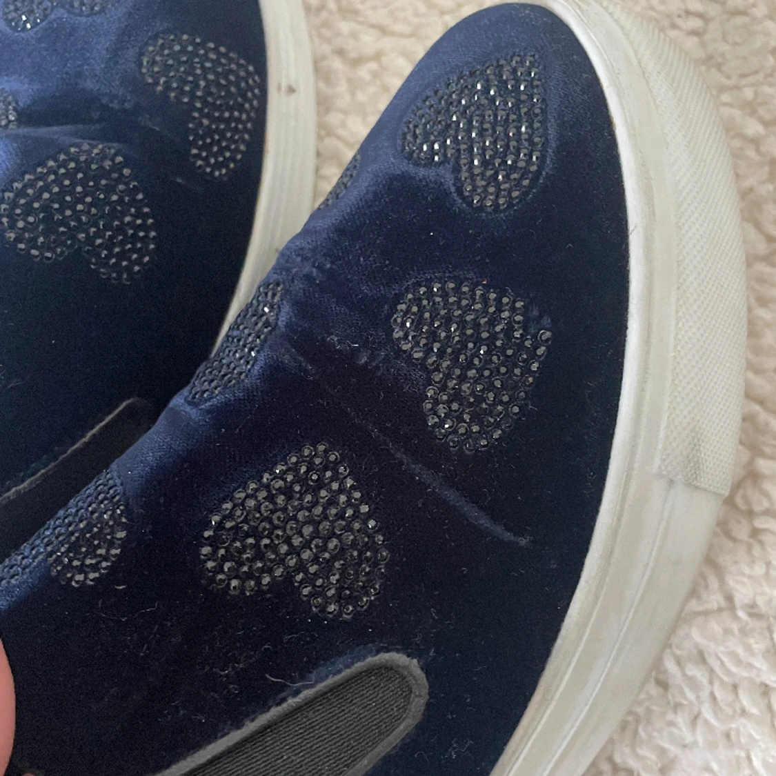 Marinblåa slip-ons med hjärtan - 91