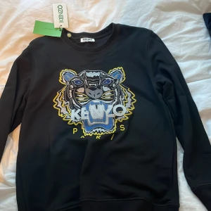 Kenzo tröja - Kenzo tröja som är helt oanvänd skick 10/10. Storlek M. Nypris 2500