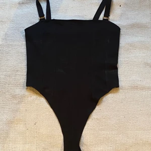 Body 🌹50kr - Super fin body med guld detaljer❤️