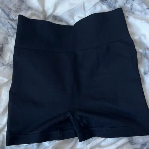 Gymshorts  - Svarta, korta gymshorts från Shein. Scrunch i rumpan. Mycket bra skick!