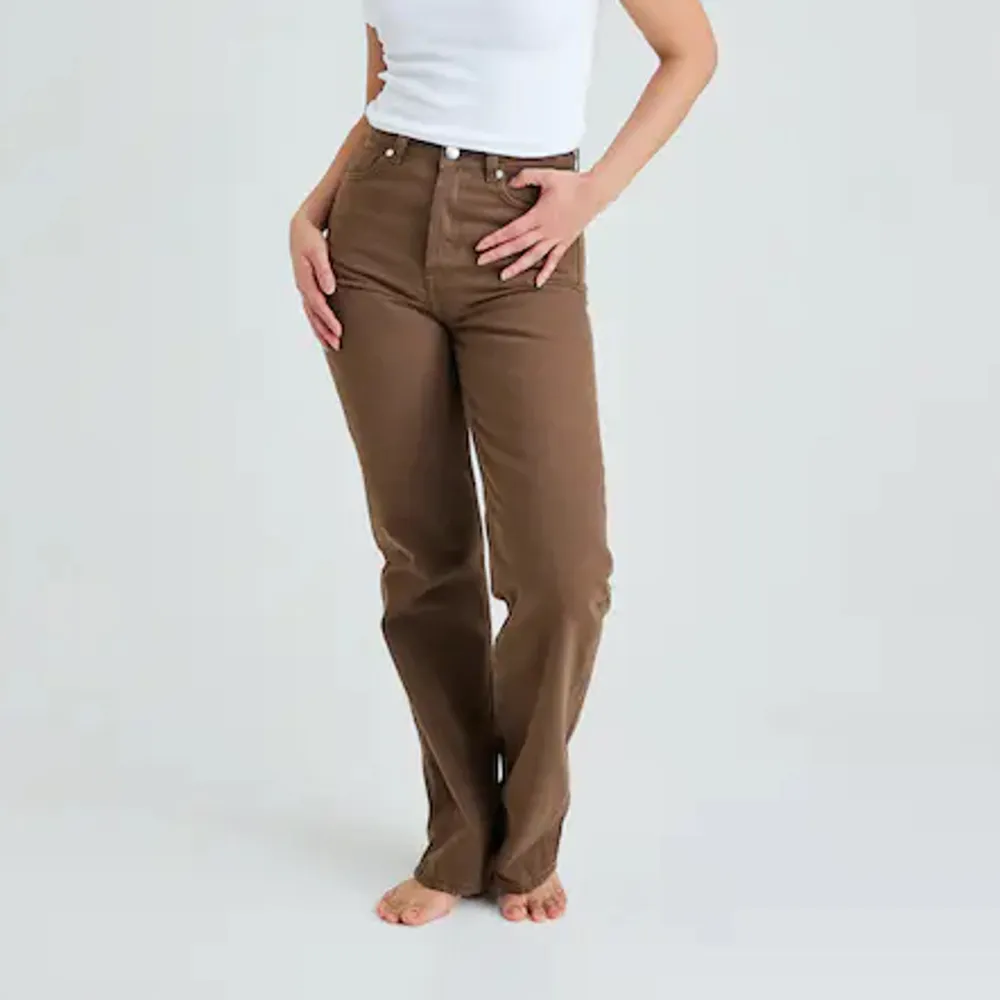Bruna jeans idrån Bikbok. Helt oanvända då de aldrig kommit till användning. Midja 24 Längd 30🧸. Jeans & Byxor.