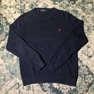 Ralph Lauren tröja - Säljer superfin tröja storlek M i mörkblå. Den är i fint skick o passar bra nu för vintern. Säljer en likadan fast nyare om du kollar min profil//Resell_sweden