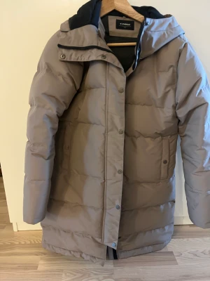 Everest täckjacka  - Beige Everest täckjacka. Svart foder. Väldigt bra skick. Str 40. Kommer från rök och husdjurs fritt hem. Nypris 2500 kr