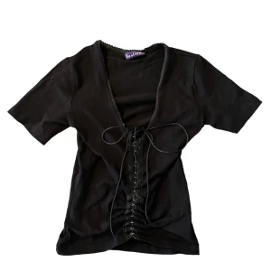 Söt topp med snörning - Topp med snörning🫶 sitter så fint på, kontakta mig om du har fler frågor<3