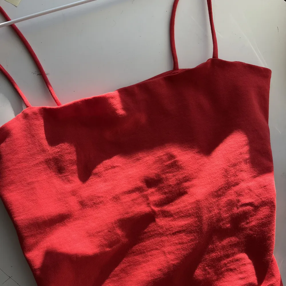 Rött linne från GinaTricot ❤️Aldrig använt! Säljer då det inte passar mig.. Toppar.