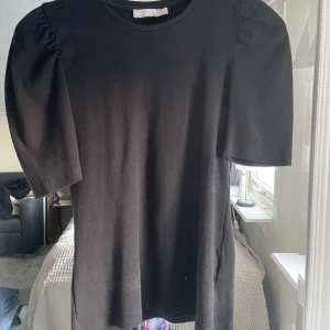 Tshirt  - Svart tshirt med puffärm, super fin och passar till allt⭐️⭐️⭐️