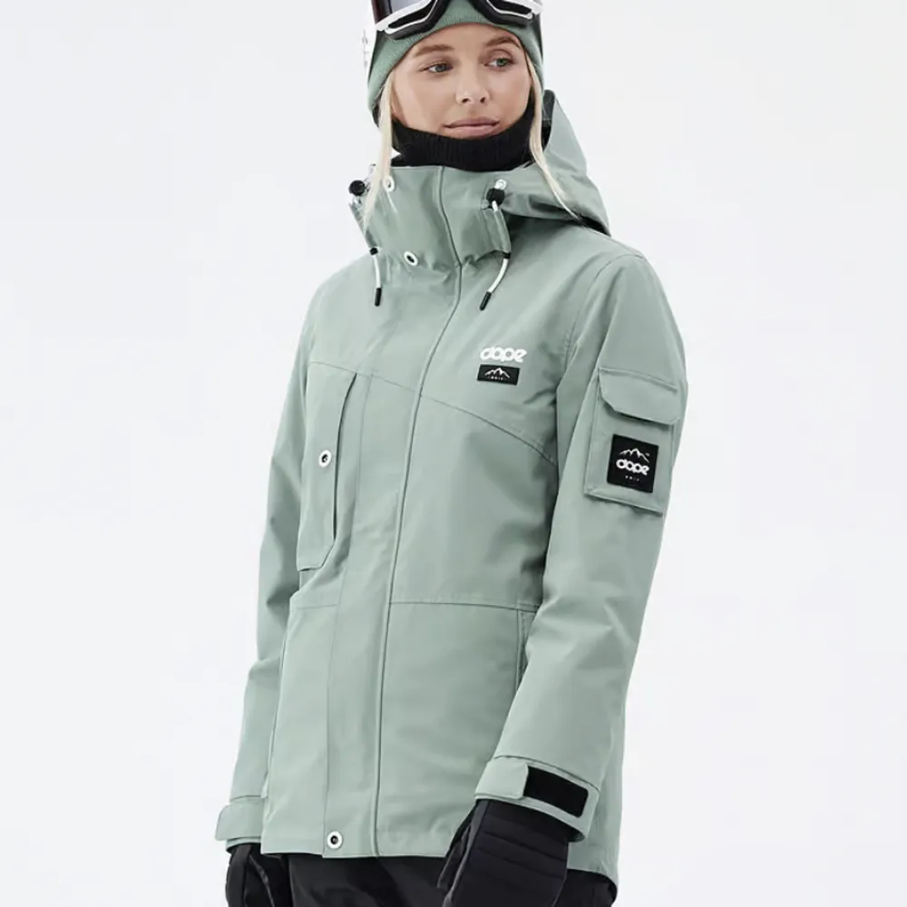 Säljer nu denna fina jacka, perfekt för slalom/snowboard åkning.  Skriv för mer information och bilder💓. Jackor.
