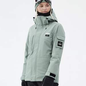 Säljer nu denna fina jacka, perfekt för slalom/snowboard åkning.  Skriv för mer information och bilder💓