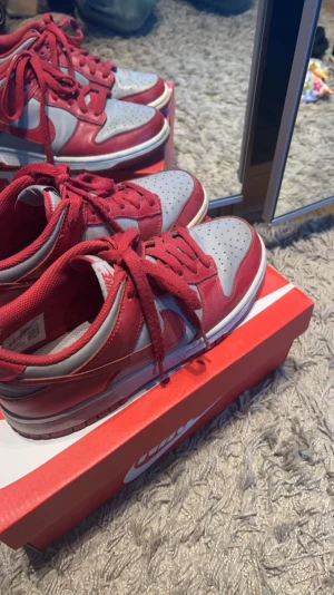 Nike dunks medium grey/varsity red-white  - Skitsnygga nike dunks i storlek 38.5 från Kicks ’N’ Stuff❤️  (Dem har några defekter och kan därför diskutera pris)