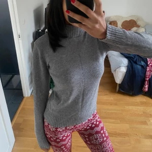stickade tröjor  - säljer dessa tre stickade tröjor som inte alls kommer till någon användning:( 💖 säljer dem för 100kr styck!      grå tröja - strl XS från vila!  vit tröja - strl S från h&m!  svart tröja - strl M från något okänt 