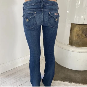 Lågmidjade jeans - Låtmidjade jeans köpa på Plick! Strl 27 och innerbenslängden är 77 och midjemåttet är 37❤️