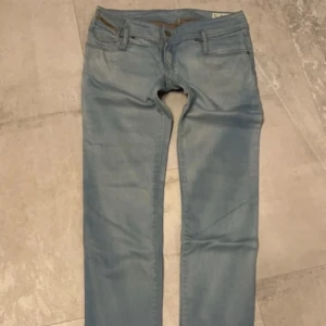 Low waist jeans - Storlek 30/32 men liten i storleken så skulle säga att de egentligen är 28/32. Fick just hem dom har inte använt dom själv! Jag får ej på mig jeansen, har alltså inte bilder med dom på 