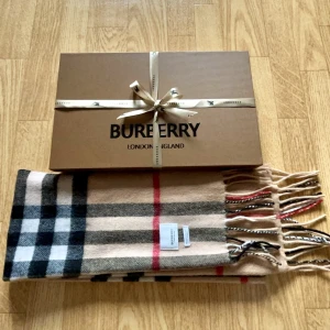 Burberry halsduk  - Säljer då jag har märkt att jag inte lyckas änvända den så mycket. Den e endast använd ett fåtal gånger. Skriv för mer info eller om du har frågor