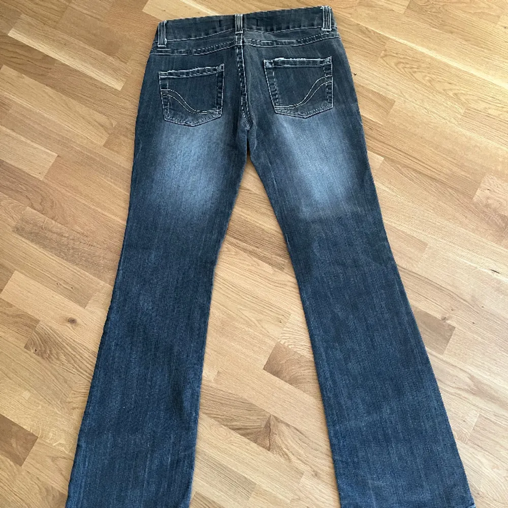 säljer dessa lågmidjade jeans men som är alldeles för stora för mig, även bootcut. köparen betalar frakten!💓 dem är svart gråa. 💓. Jeans & Byxor.