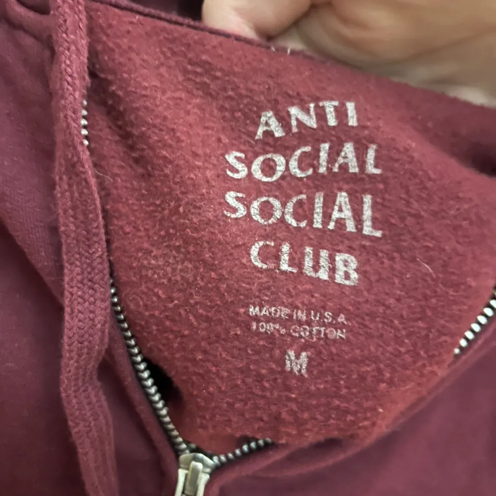 En fin ASSC Zip Hoodie med en liten flaw. Cond 7/10 Size M. Tröjor & Koftor.