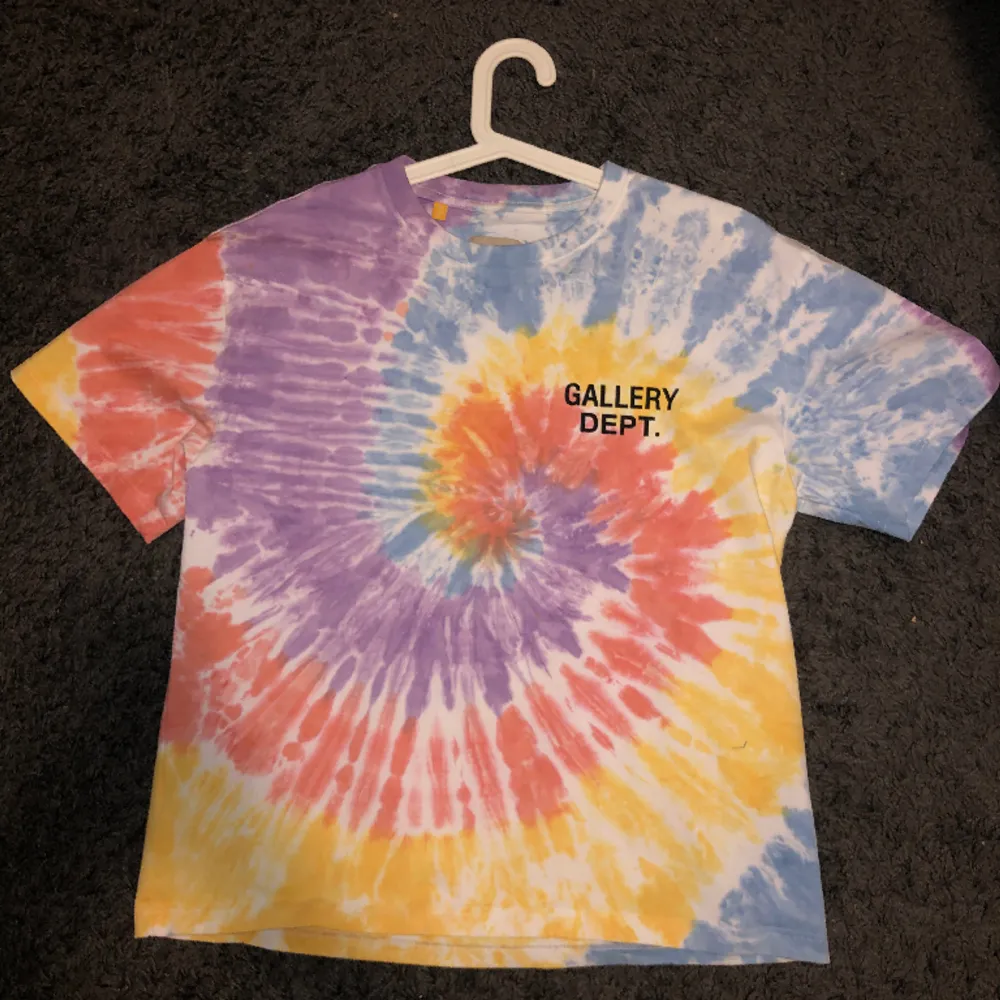 Gallery dept t shirt size s fits M. T-shirts.