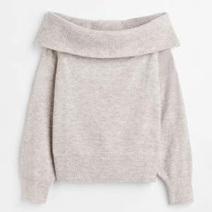 säljer denna populära hm off shoulder tröjan som är slutsåld på hemsidan!😻💘 säljer för att jag tröttnat på den, men den är jättefin och i fint skick!❤️