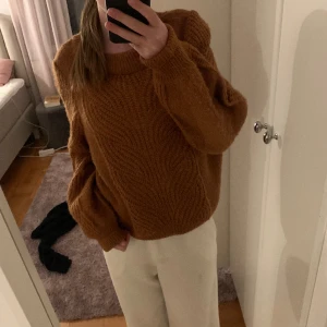 Stickad tröja - Supermysig stickad tröja i fint skick! Jättefin kastanjebrun färg och snyggt mönster. Meddela gärna om du har några frågor💘