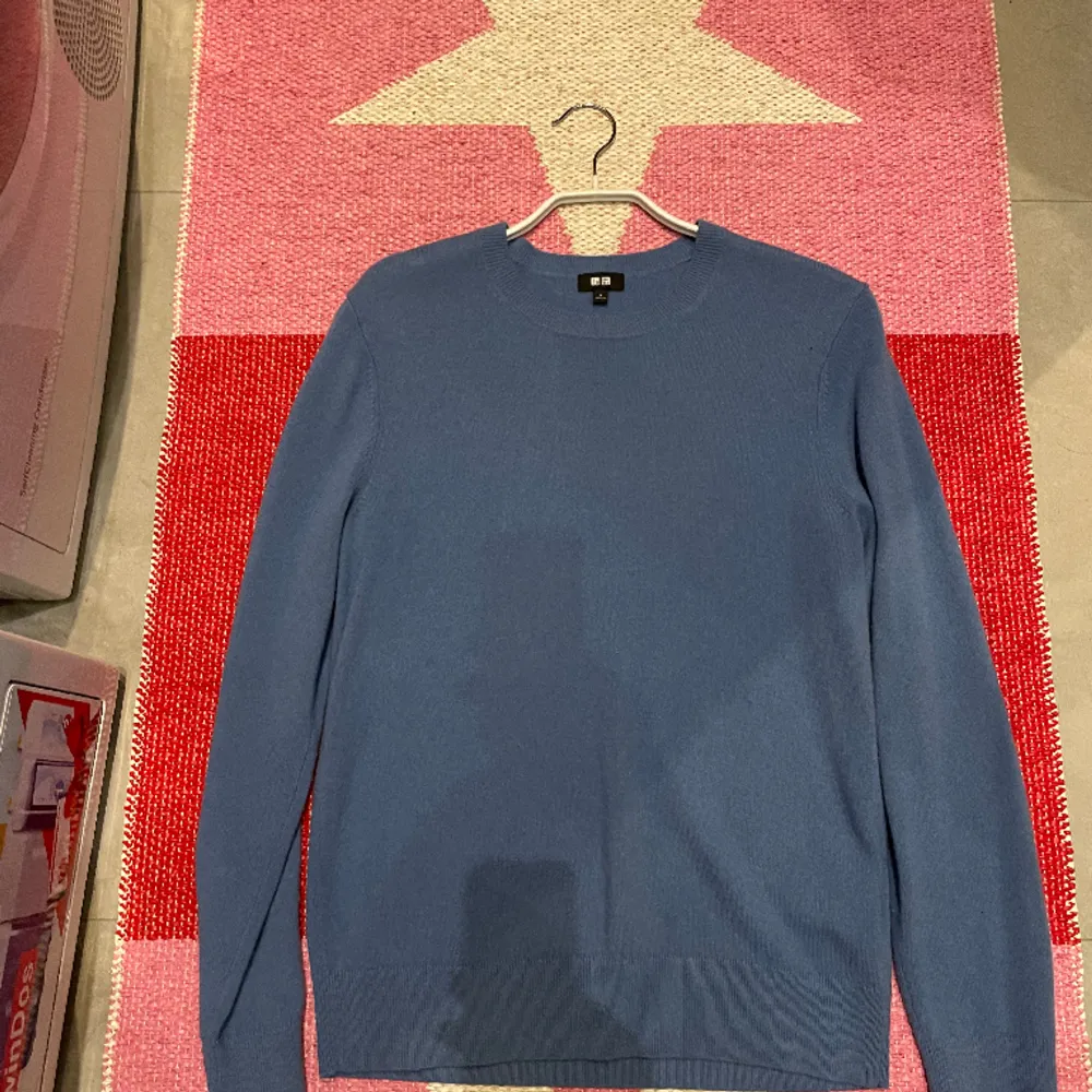 En fin ljusblå Kashmir tröja ifrån Uniqlo Tröjan är en nyskick . Det är bara att skicka ett meddelande vi funderingar. Mvh Vegas. Ny pris 1500. Neuletakit & Villapaidat.