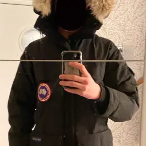 Säljer min canada goose jacka i storlek medium passar large. Säljer den eftersom att jag inte använder den längre. Rätt fint skick och väldigt varm. (Äkta) Det är en lite äldre modell men väldigt fin!