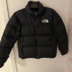 North face jacka - North face 1996 Retro Nupset Jacka i storlek S. Köpt för 3000 förra året. Den är i jättefint skick och väldigt sparsamt använd! Hör görna av er om ni har en fråga! Inga defekter!