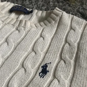 Ralph Lauren kabelstickad tröja - Försökt sälja denna tidigare men tog av misstag bort annonsen, så nu ligger den uppe igen! Storleken är i XS men passar otroligt bra på S med! Superfin tröja i perfekt skick! Jag har gått upp i vikt och tröjan passar helt enkelt inte mig längre 💕