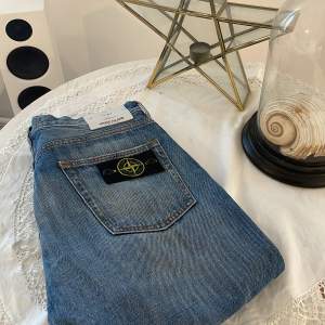 Säljer nu ett par sjysta men också sällsynta stone island jeans i super skick strl W:32 L34 (slim fit). Självklart är det äkta och nypris ligger på cirka 4000, mitt pris 1300 men det kan diskuteras. Vid frågor är det bara att höra av sig!
