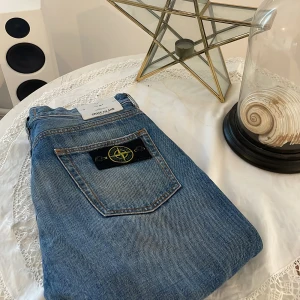 Stone island jeans  - Säljer nu ett par sjysta men också sällsynta stone island jeans i super skick strl W:32 L34 (slim fit). Självklart är det äkta och nypris ligger på cirka 4000, mitt pris 1300 men det kan diskuteras. Vid frågor är det bara att höra av sig!