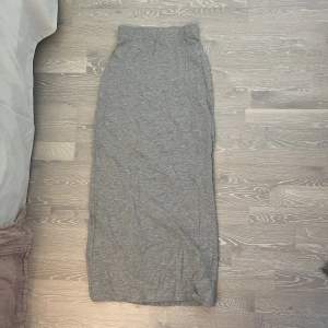 Kjol från ellos, lång kjol stretchig i materialet, aldrig använd 
