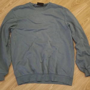 H&M tjocktröja  - Grön H&M tjocktröja i bra skick 