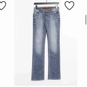 Ett par as snygga lågmidjade jeans som är i stl 36. Köpte dom på pre owned zalando men var inte riktigt min smak. Dom är i bootcut skulle jag säga. Om ni vill se bilder med jeansen på är det bara att skriva
