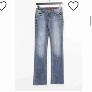 Low waist jeans  - Ett par as snygga lågmidjade jeans som är i stl 36. Köpte dom på pre owned zalando men var inte riktigt min smak. Dom är i bootcut skulle jag säga. Om ni vill se bilder med jeansen på är det bara att skriva
