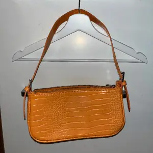 En orange handväska från ginatricot. Nyskick. 