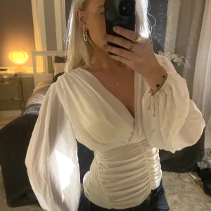 Vit blus  - Så snygg vit blus ish💓💓 väldigt exklusive i materialet och köpt i en gatubutik i Köpenhamn för 1249. Jätte skön! Endast intersse koll💓