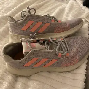 Grå rosa adidas bounce skor. Jag har använder på gym och i idrottshall. De är mer grå än vad de ser ut på sista bilden. 