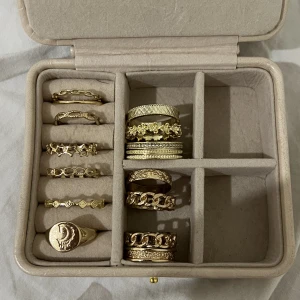 Ringar - Rostfria ringar i olika storlekar från glitter och shein. Alla för 50kr