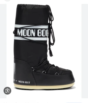 🖤Moon boot🖤 - Säljer mina fina Moon boot som jag haft en vinter, ena skorn har är lite sliten i sulan i botten köpte de för 1600 kr  Kan bytas ytas mot den lägre modellen eller ett par inuikii💕❤️