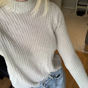 Stickad grå tröja  - Stickad grå tröja🩶 Sparsamt använd. 
