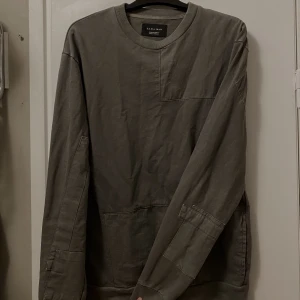 Zara sweatshirt - En snygg stentvättad grå sweatshirt från Zara. Knappt använd. 