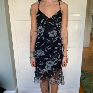 Klänning - Väärldens finaste klänning som jag tyvärr inte använder längre. Märket heter xanaka. Står ingen storlek men skulle säga att den passar xs/mindre s. 150kr plus frakt 