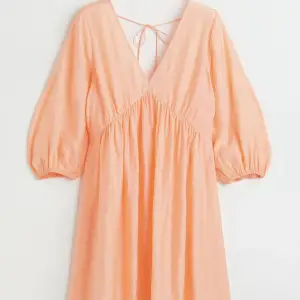 Säljer denna oranga klänningen ifrån hm som är helt slutsåld på hemsidan! 