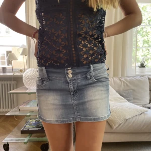 Lågmidjad jeanskjol😇😇💋 - Unik lågmidjad jeanskjol! Använd 1 gång, säljer pga att den va lite för stor!💘💘😀 